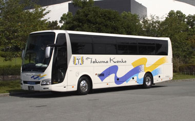 大型観光バスが停車している屋外写真