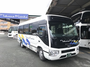 マイクロバスの前方座席と運転席付近が見える内観