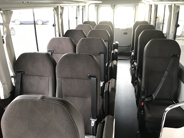 マイクロバスの後部座席と広めの車内空間が見える内観